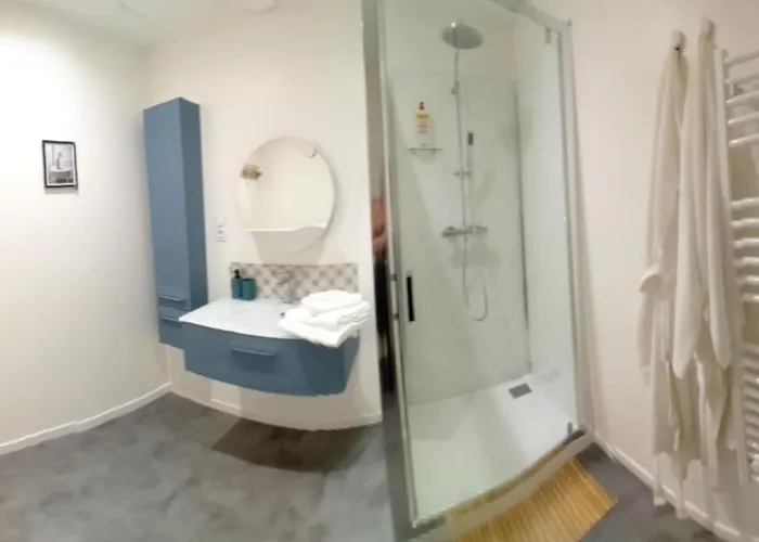 Au Bord De L'eau Sur Cerou Отель