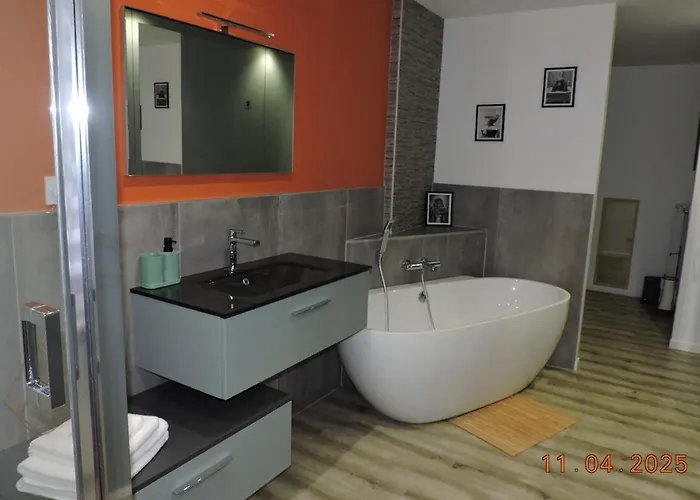 Au Bord De L'eau Sur Cerou Отель